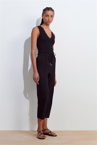 DANTEL DETAYLI KOLSUZ SİYAH KADIN CROP 31778-2Y5