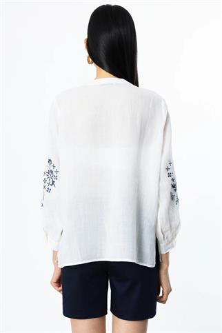 YARIM DÜĞMELİ İŞLEMELİ EKRU KADIN BLUZ  3940-2Y5