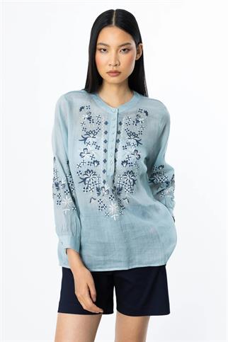 YARIM DÜĞMELİ İŞLEMELİ MAVİ  KADIN BLUZ 3940-2Y5