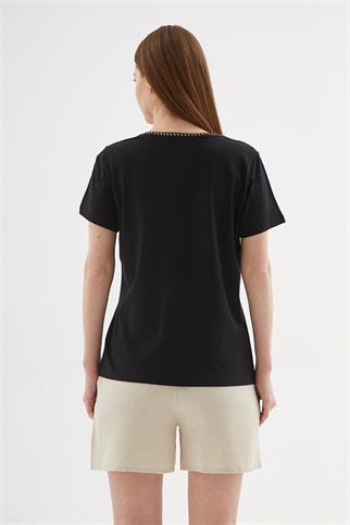 YAKASI İŞLEMELİ SİYAH KADIN T-SHİRT 0478-2Y5