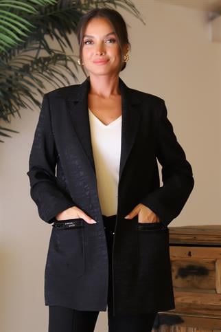 UZUN KOLLU CEPLERİ İŞLEMELİ SİYAH KADIN CEKET  6152-2Y4