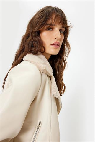 YAKASI VE KOLLARI PELUŞ EKRU KADIN CEKET  5WAK20161EW-2K5