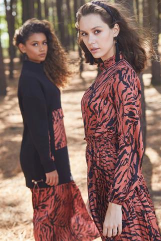 UZUN KOLLU DESNLİ KİREMİT KADIN ELBİSE  MB06.114-2K3 