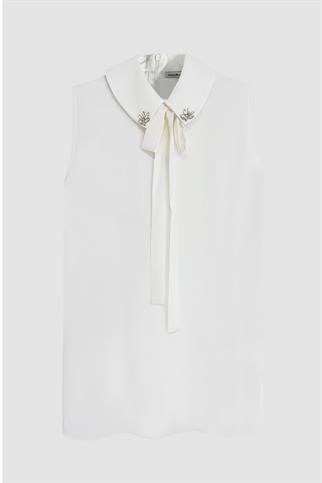 YAKASI TAŞLI KOLSUZ EKRU KADIN BLUZ MB01.12-2K5