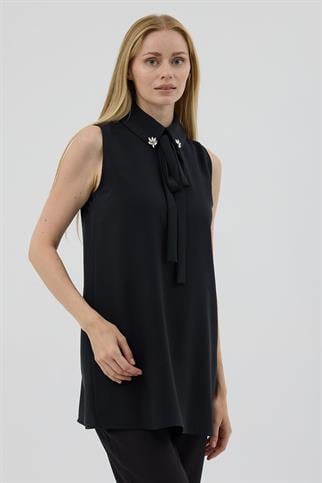 YAKASI TAŞLI KOLSUZ SİYAH KADIN BLUZ MB01.12-2K5