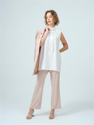 YAKASI TAŞLI KOLSUZ EKRU KADIN BLUZ MB01.12-2K5