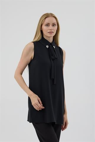 YAKASI TAŞLI KOLSUZ SİYAH KADIN BLUZ MB01.12-2K5