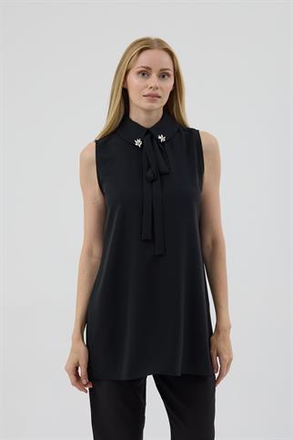 YAKASI TAŞLI KOLSUZ SİYAH KADIN BLUZ MB01.12-2K5