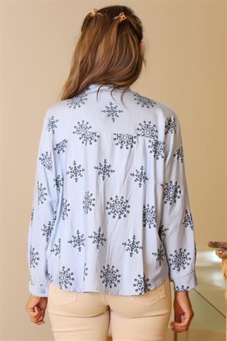 DİK YAKA İŞLEMELİ MAVİ  KADIN BLUZ 51029-2Y5