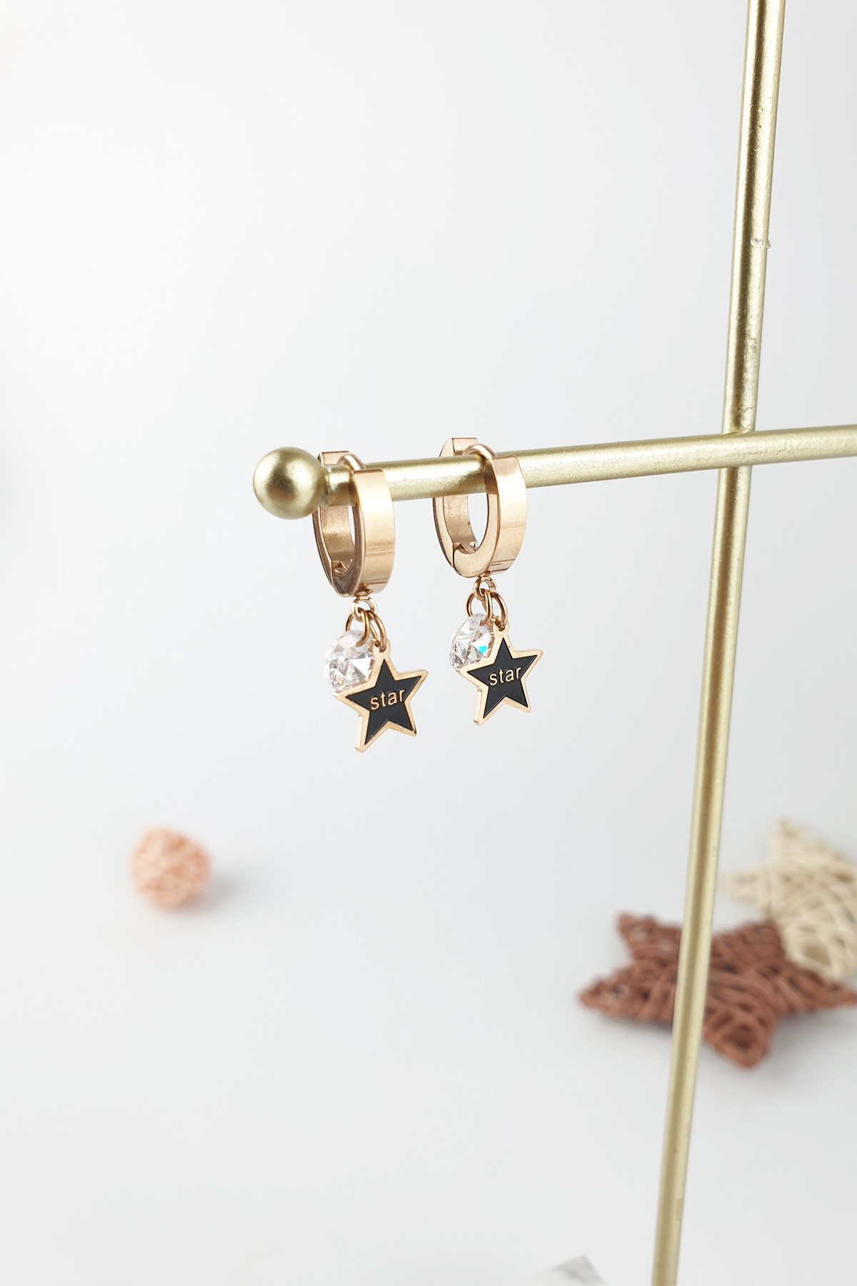 Çelik Star Yazılı Yıldız Küpe B350