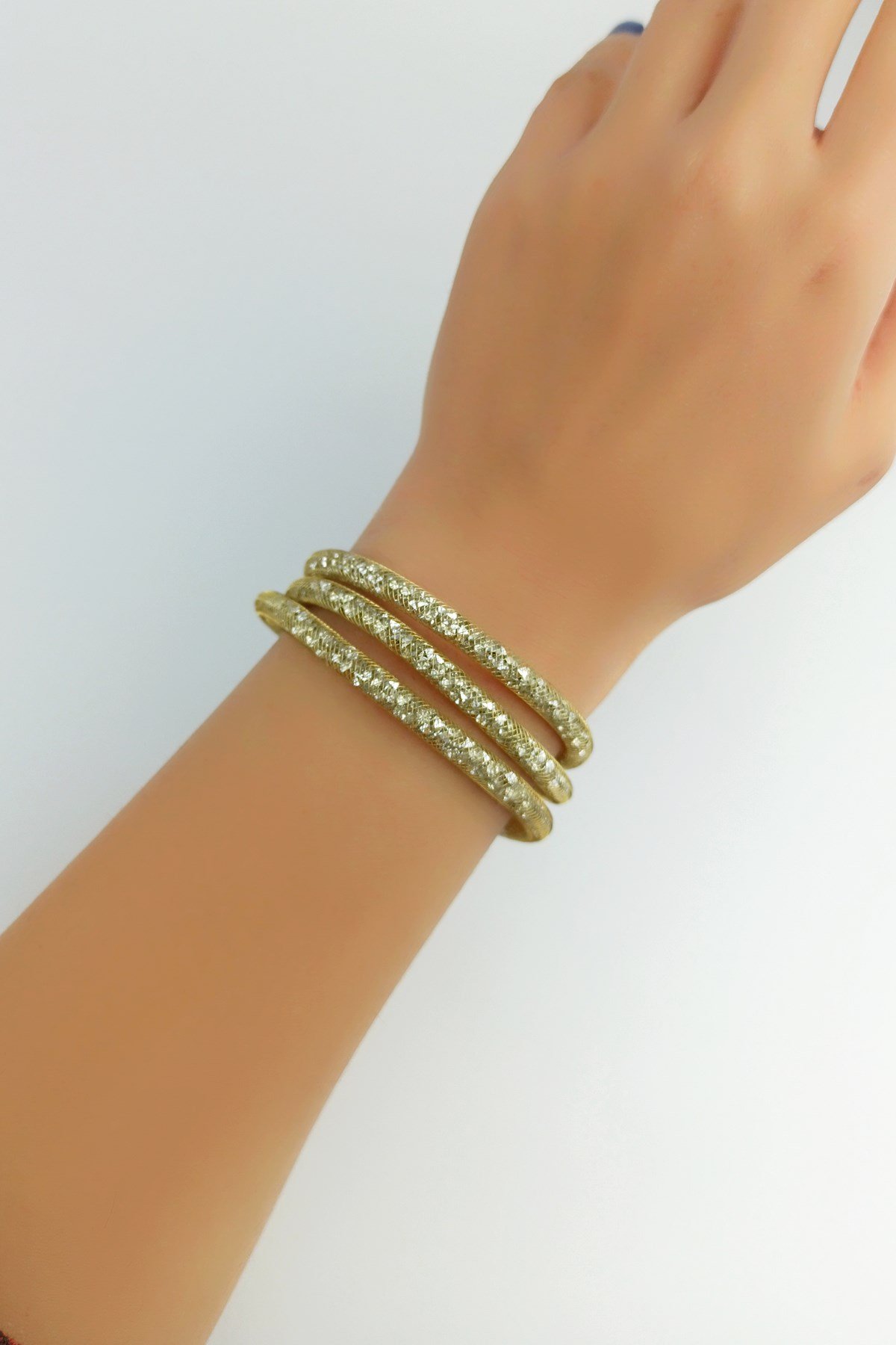 İçi Kristal Taşlı Dolamalı Bileklik B34503