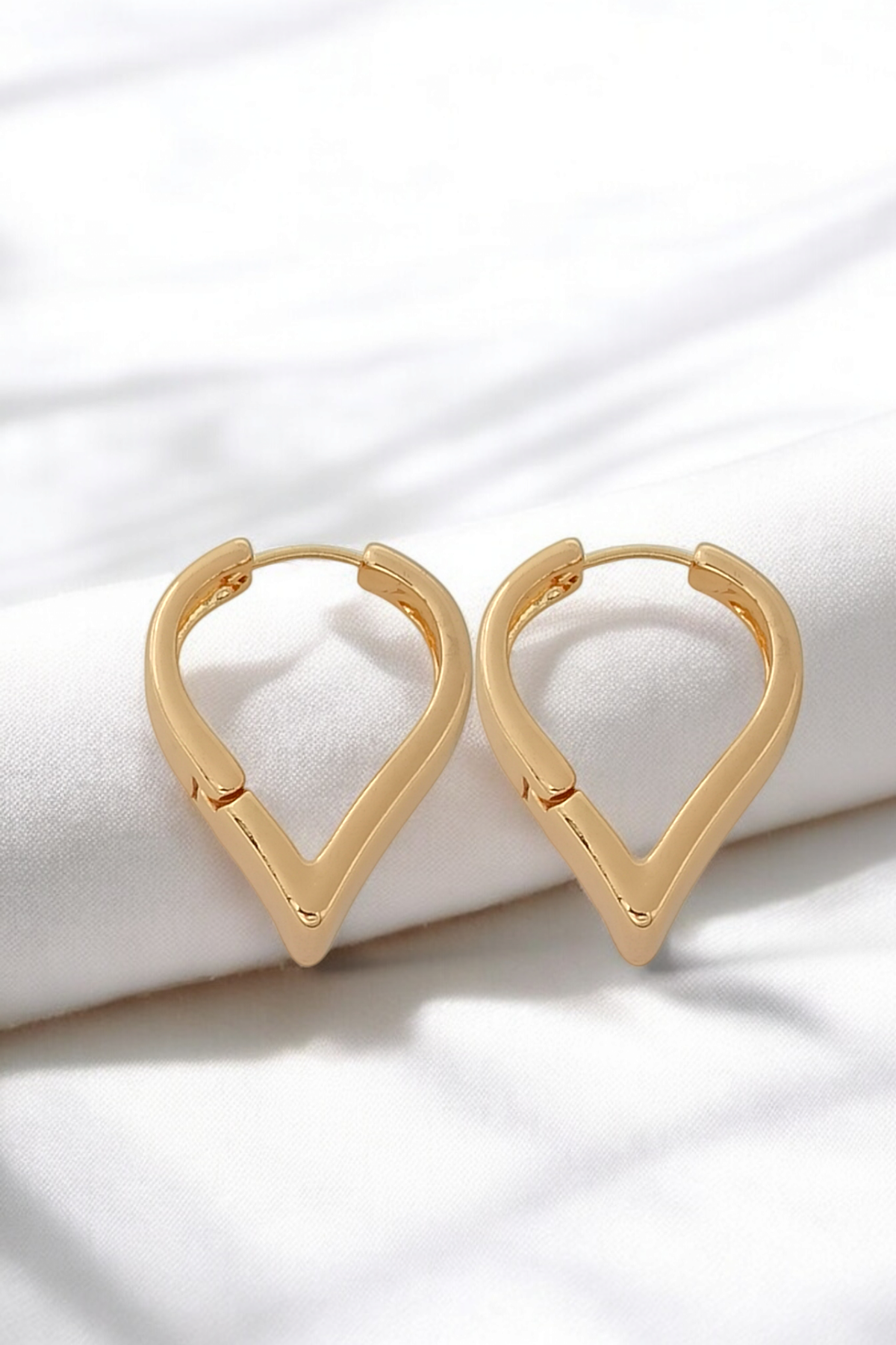 Premium Bombeli V Kalp Küpe