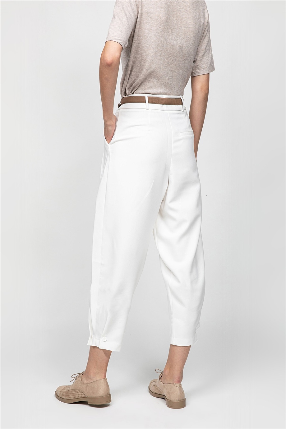 Beyaz Paçası Düğmeli Slouchy Pantolon