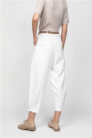 Beyaz Paçası Düğmeli Slouchy Pantolon