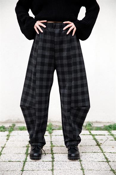 Dama Desenli Kulaklı Siyah Pantolon