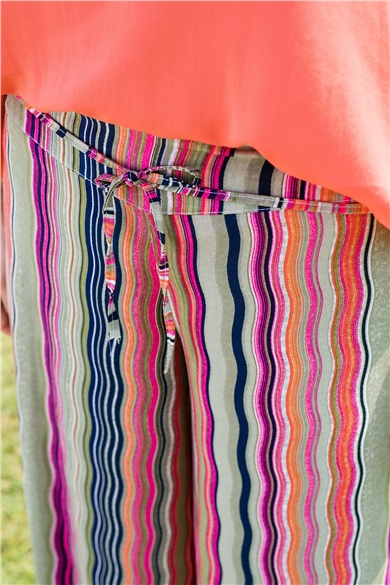 Yırtmaçlı Çizgili Pembe Pantolon