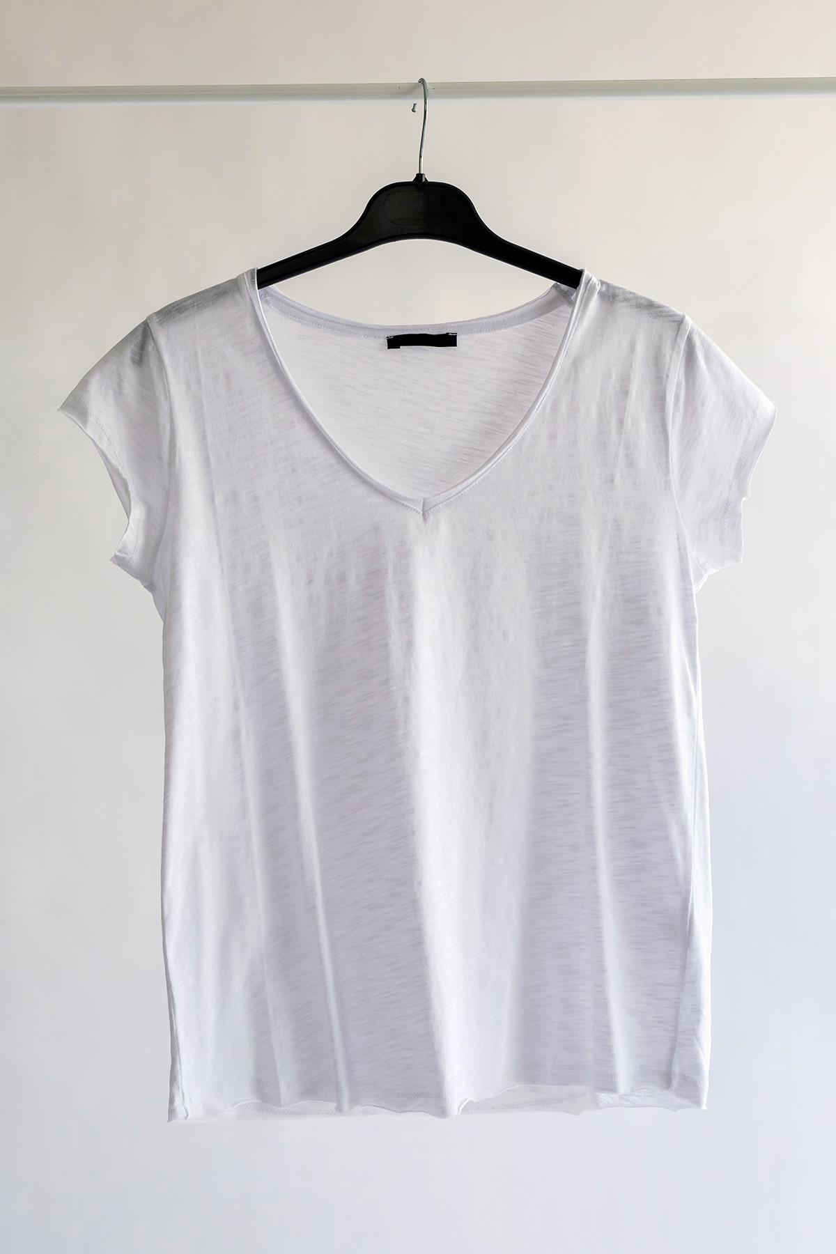 V Yaka Beyaz Basic Flamlı Pamuk T-shirt