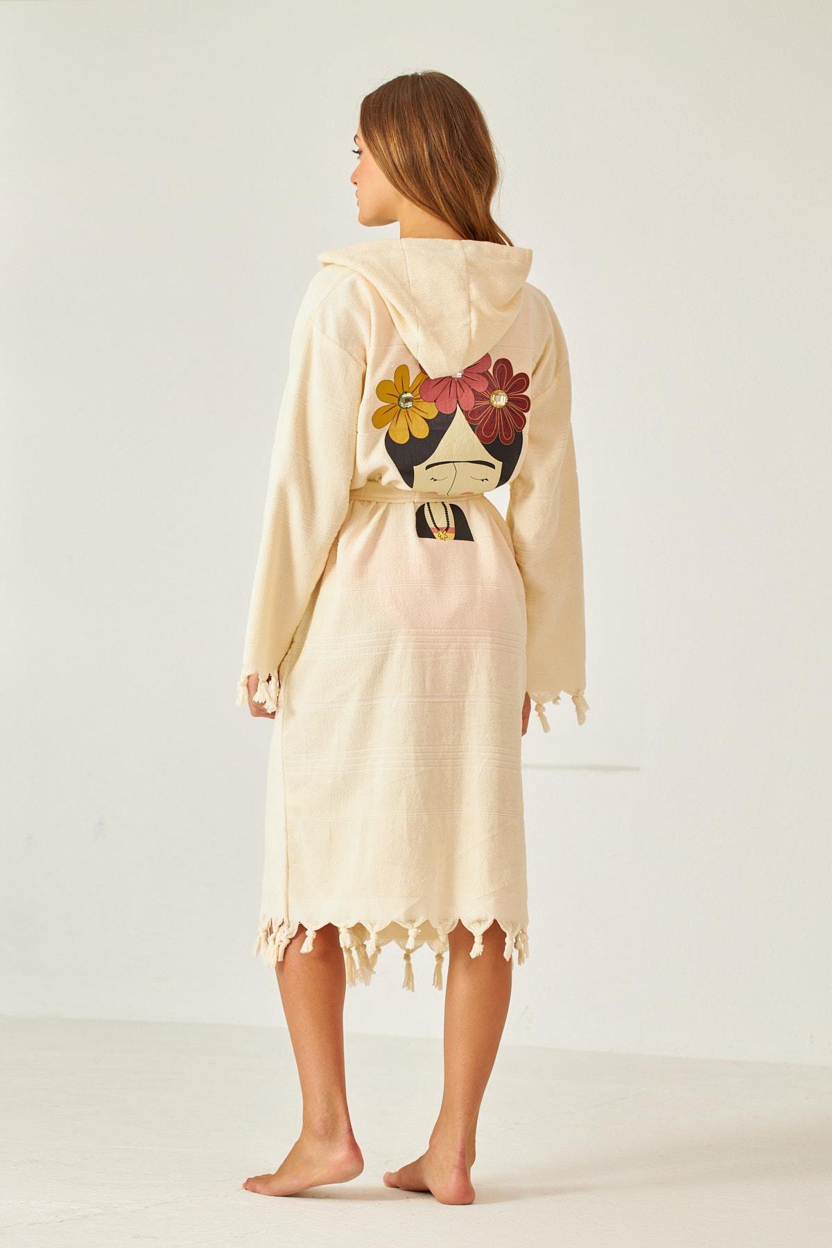 Kadın Ekru Renkli Frida Detaylı Peştemak Bornoz