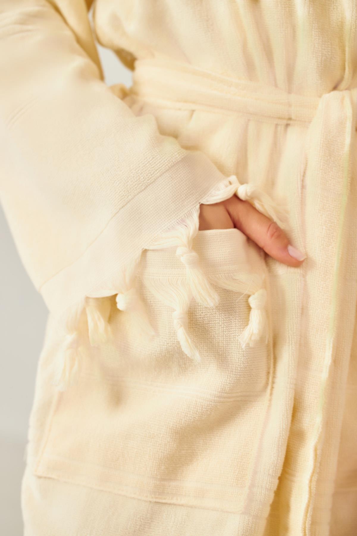 Kadın Ekru Renkli Frida Detaylı Peştemak Bornoz