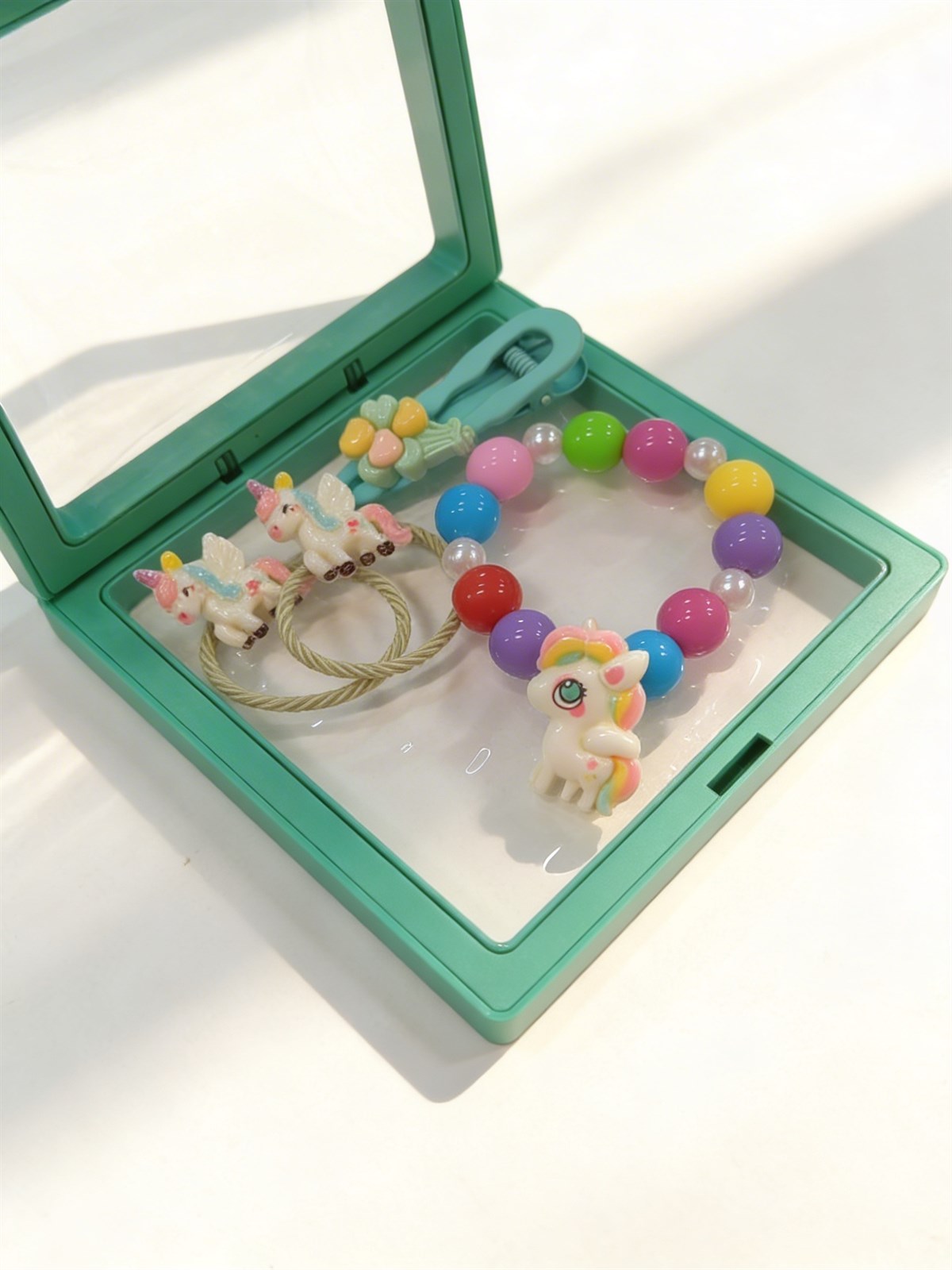 Kız Çocuk 4lü Renkli Unicornlu PLastik Kutulu Toka Bileklik  Seti Yeşil