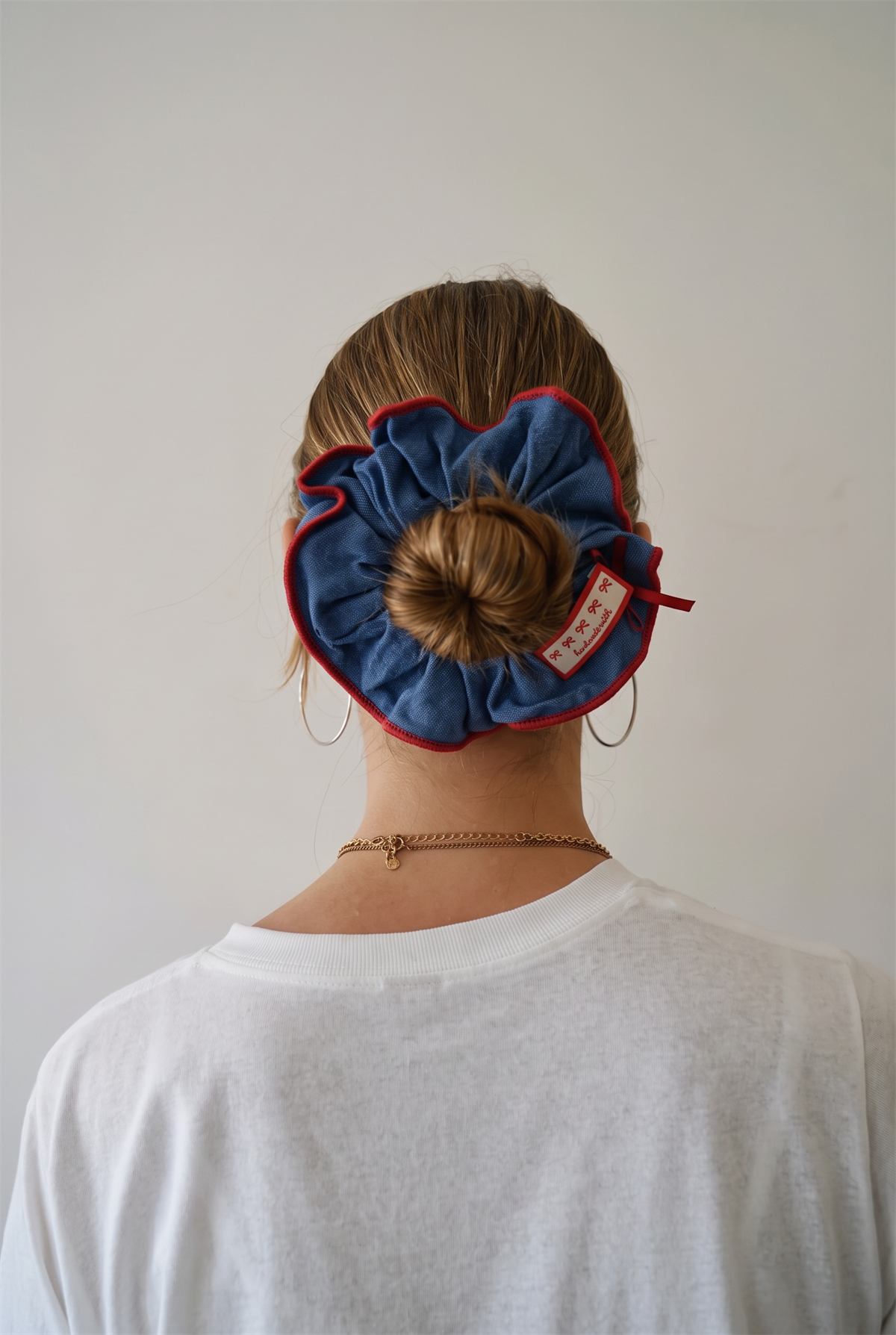 Lacivert Denim Görünümlü Fiyonk Etiketli Lastik Topuz Tokası