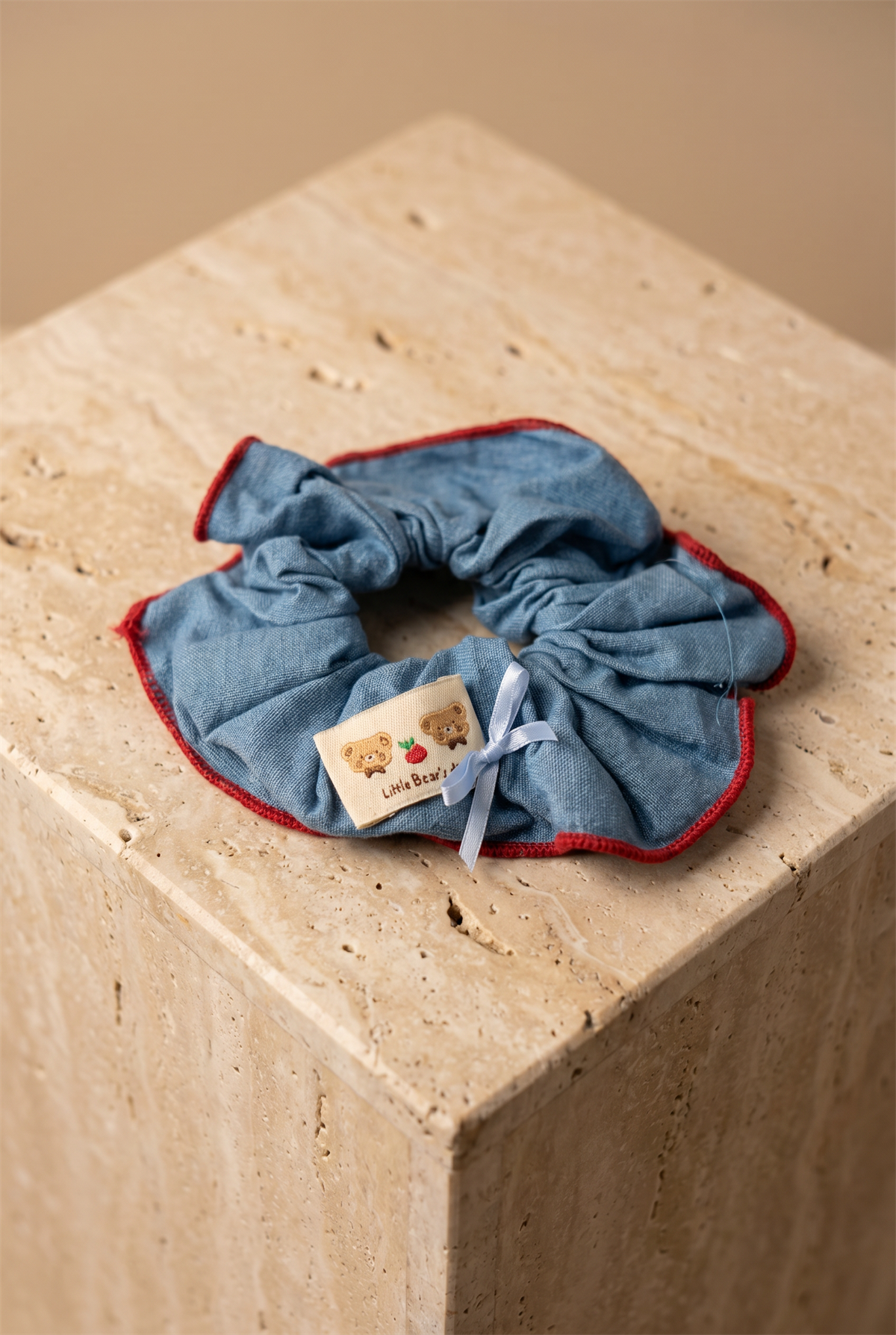 Açık Mavi Denim Görünümlü Ayıcık Etiketli Fırfırlı Scrunchie Saç Tokası