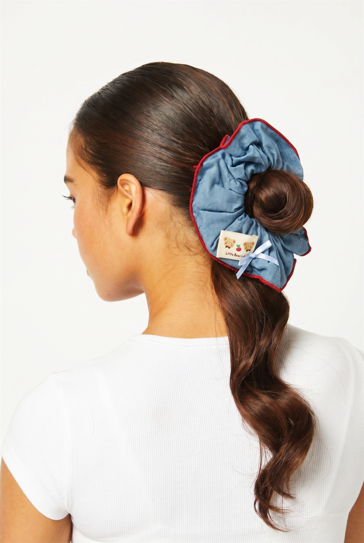 Açık Mavi Denim Görünümlü Ayıcık Etiketli Fırfırlı Scrunchie Saç Tokası