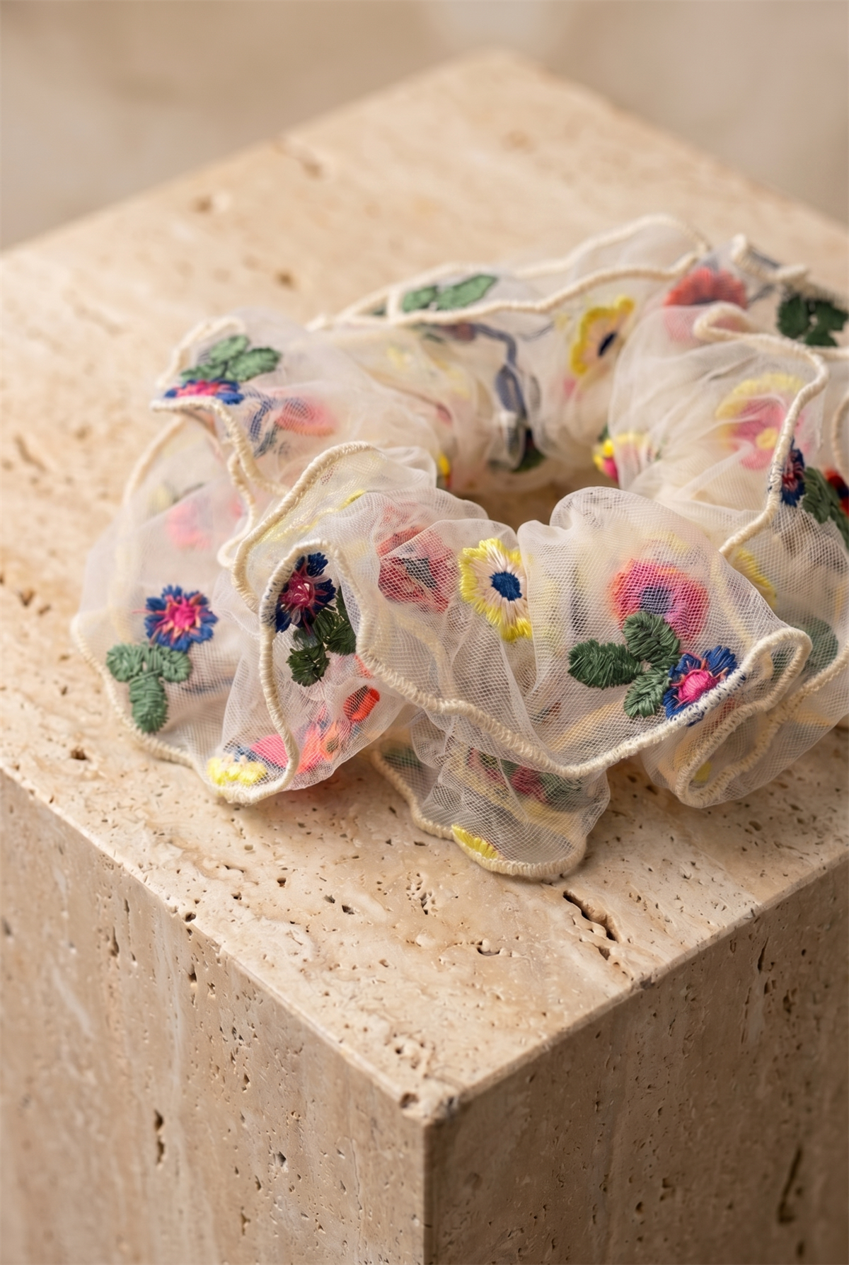 Çiçek Nakışlı Tül Scrunchie Ekru Dikişli Saç Tokası