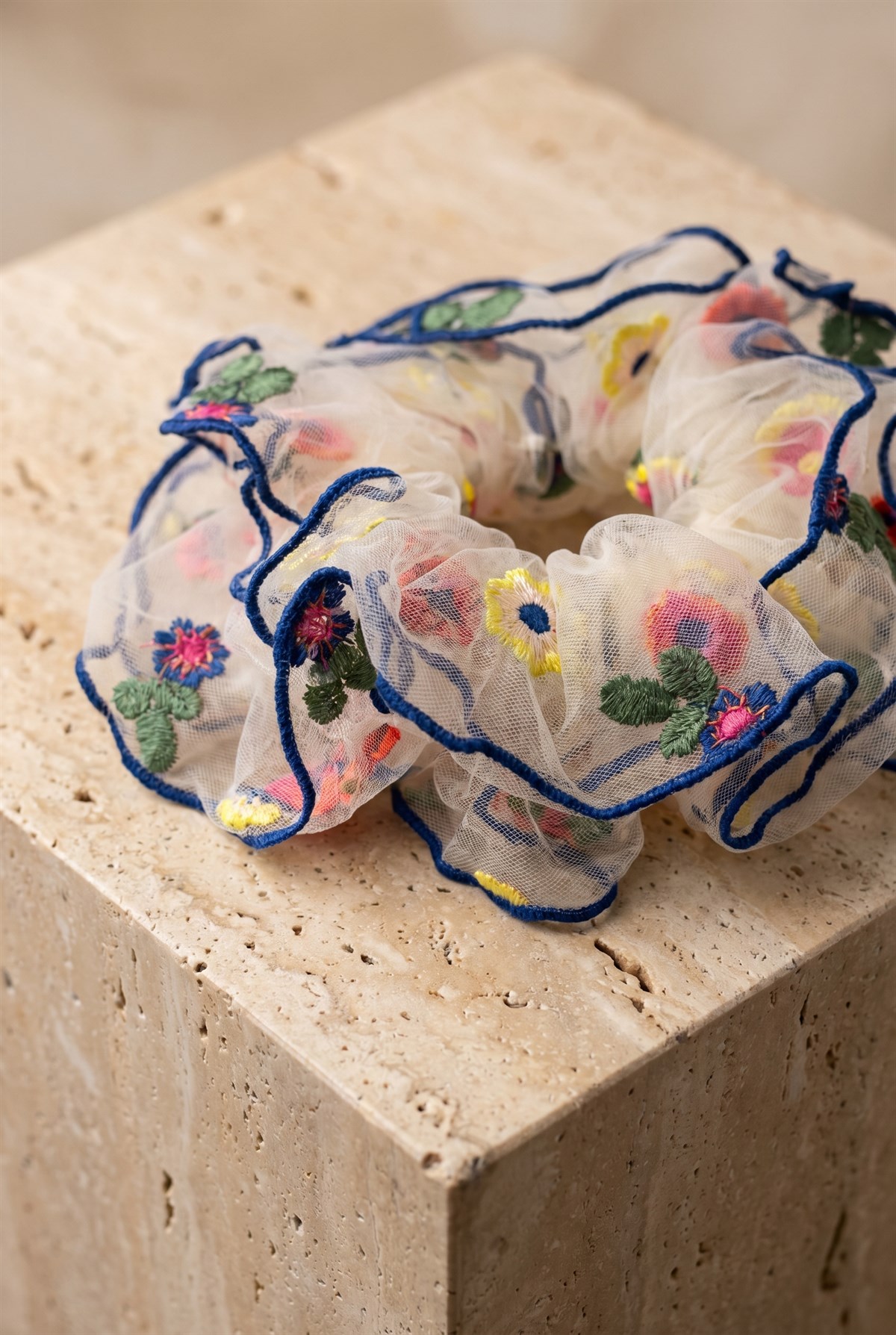 Çiçek Nakışlı Tül Scrunchie Mavi Dikişli Saç Tokası