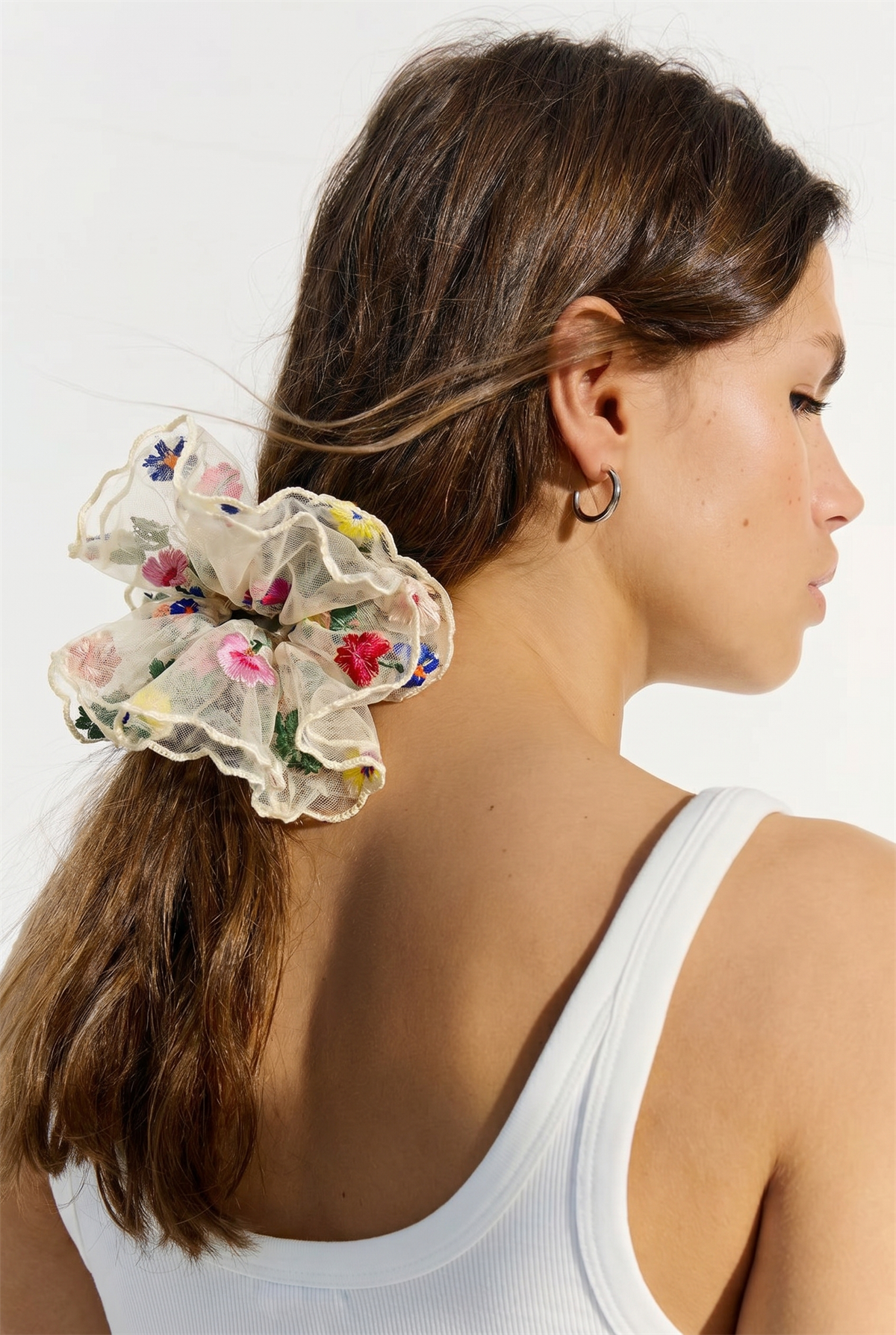 Çiçek Nakışlı Tül Scrunchie Ekru Dikişli Saç Tokası