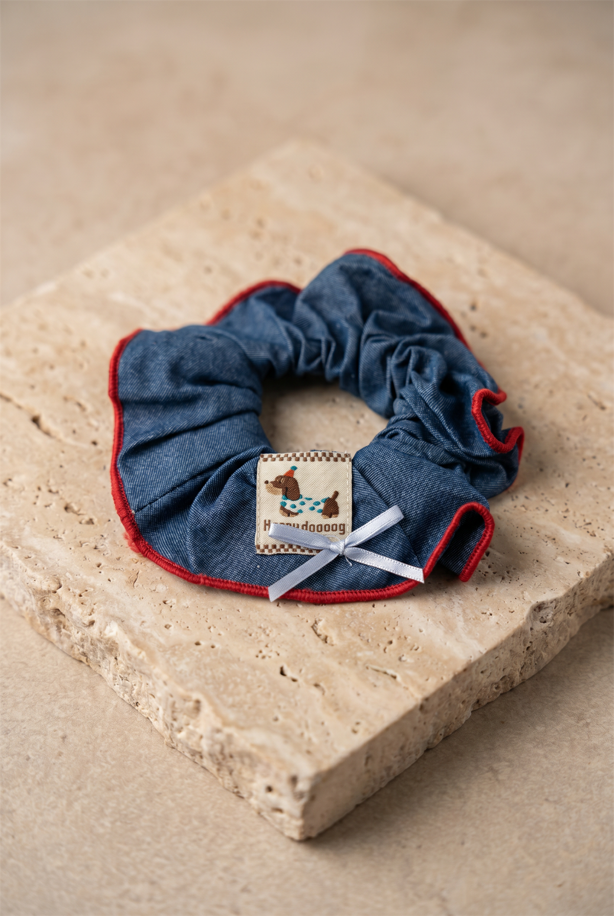Denim Görünümlü Köpek Etiketli Fırfırlı Koyu Mavi Scrunchie Saç Tokası