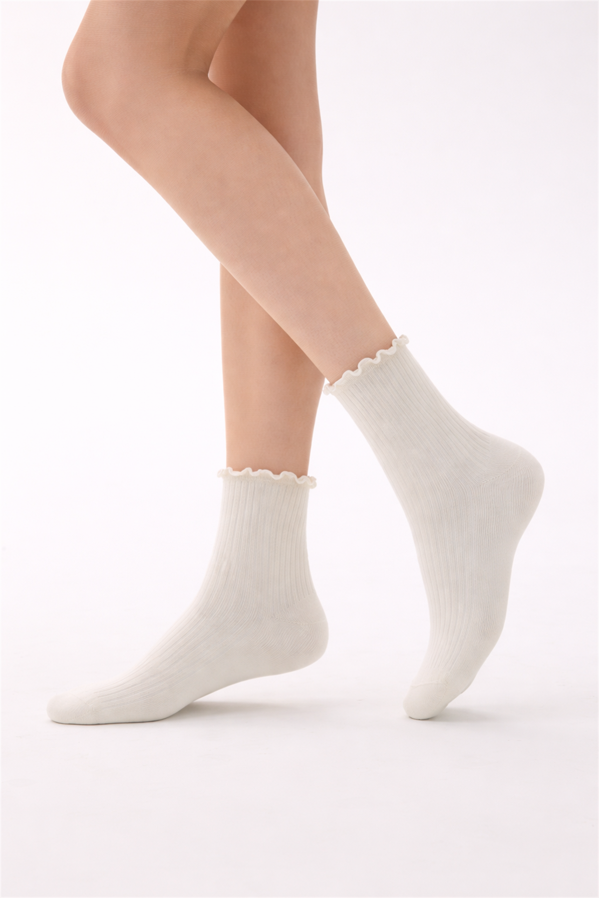 Kadın Ekru Renkli Bileği Fırfırlı Soket Çorap