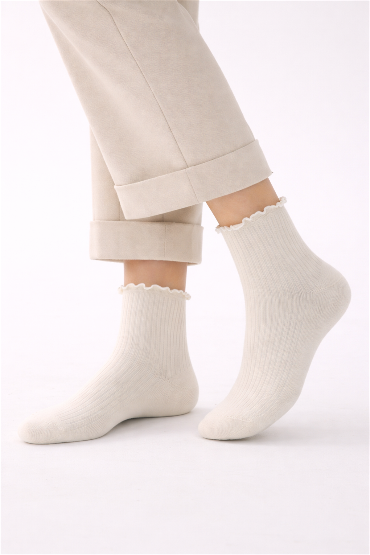 Kadın Ekru Renkli Bileği Fırfırlı Soket Çorap