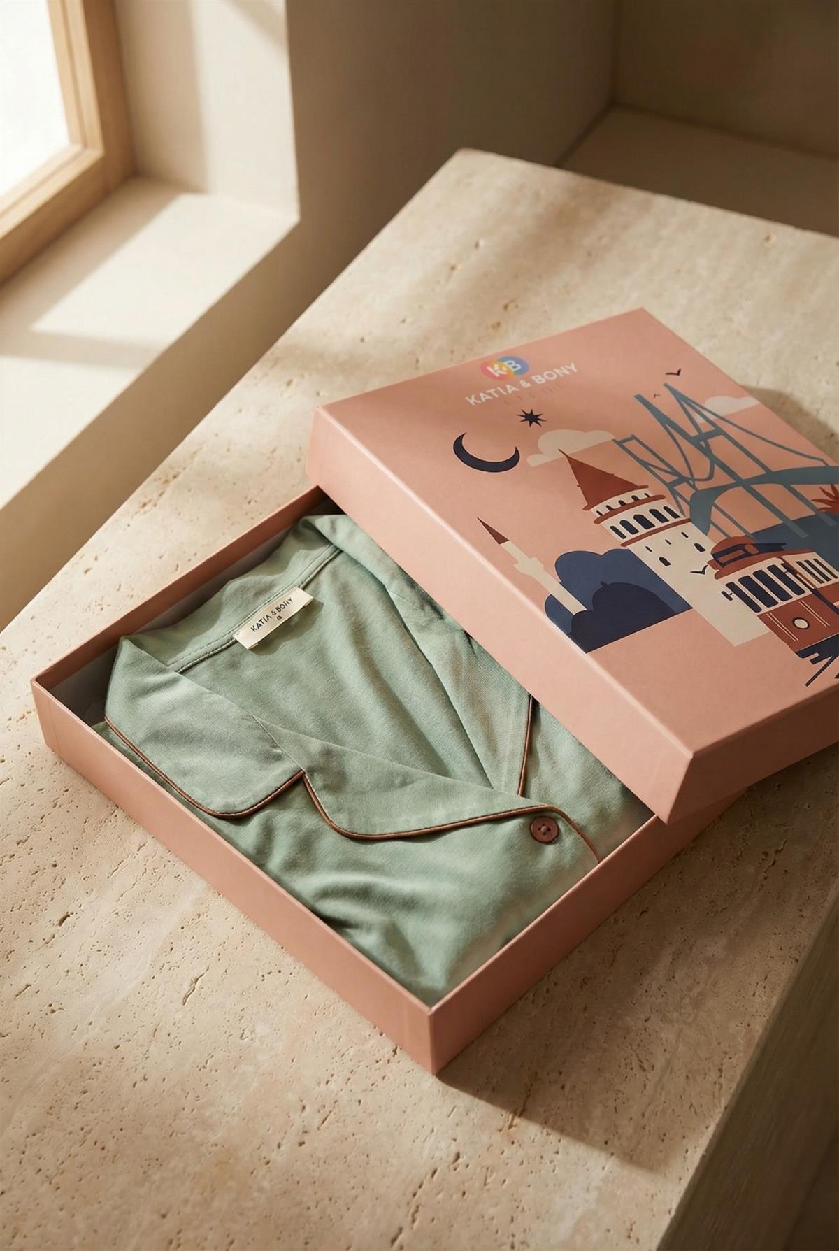 Kadın İstanbul Serisi Tren Desenli Premium Kutulu Pijama Takımı Yeşil