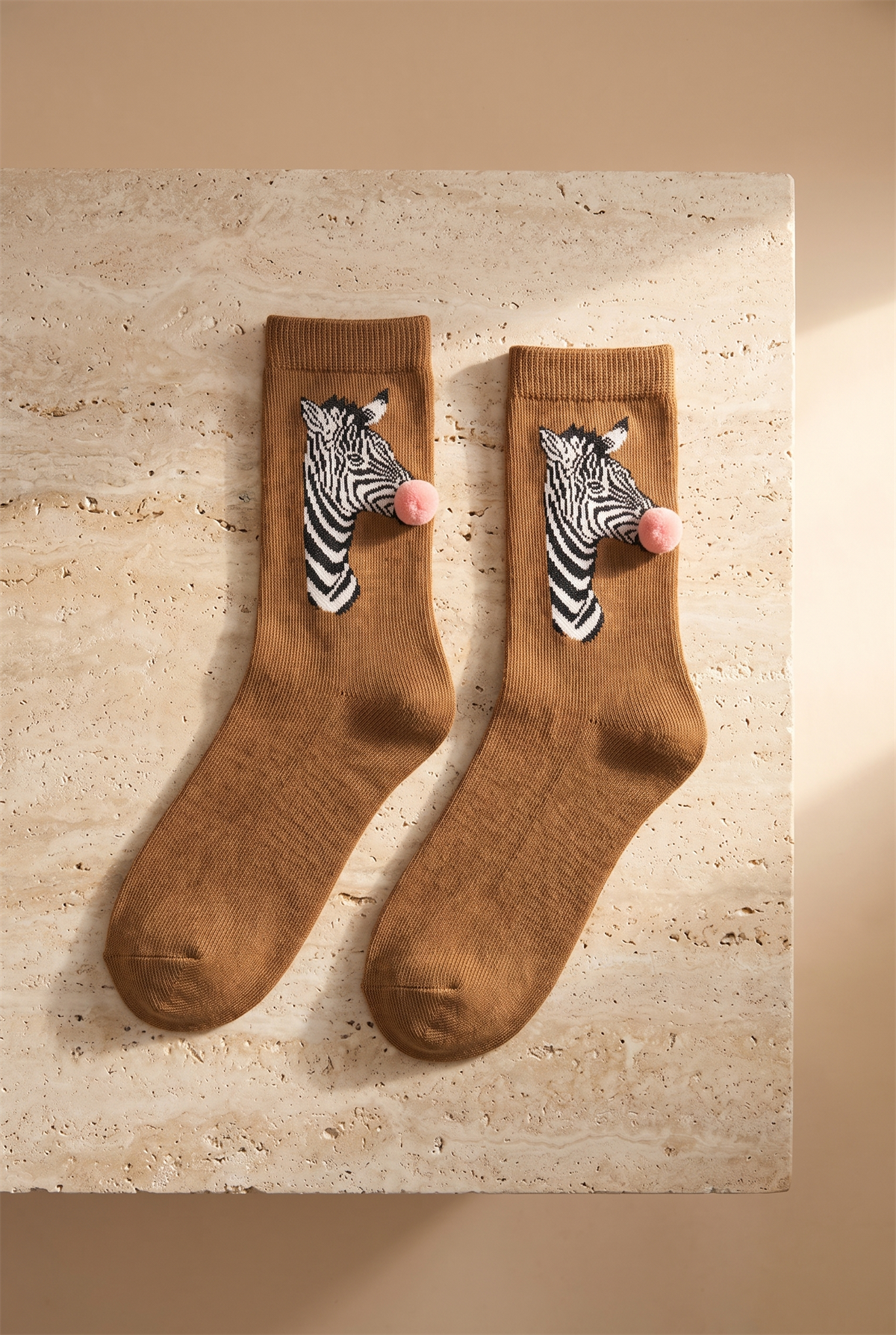 Kadın Ponpon Aksesuarlı Zebra Desenli Soket Çorap Kahverengi