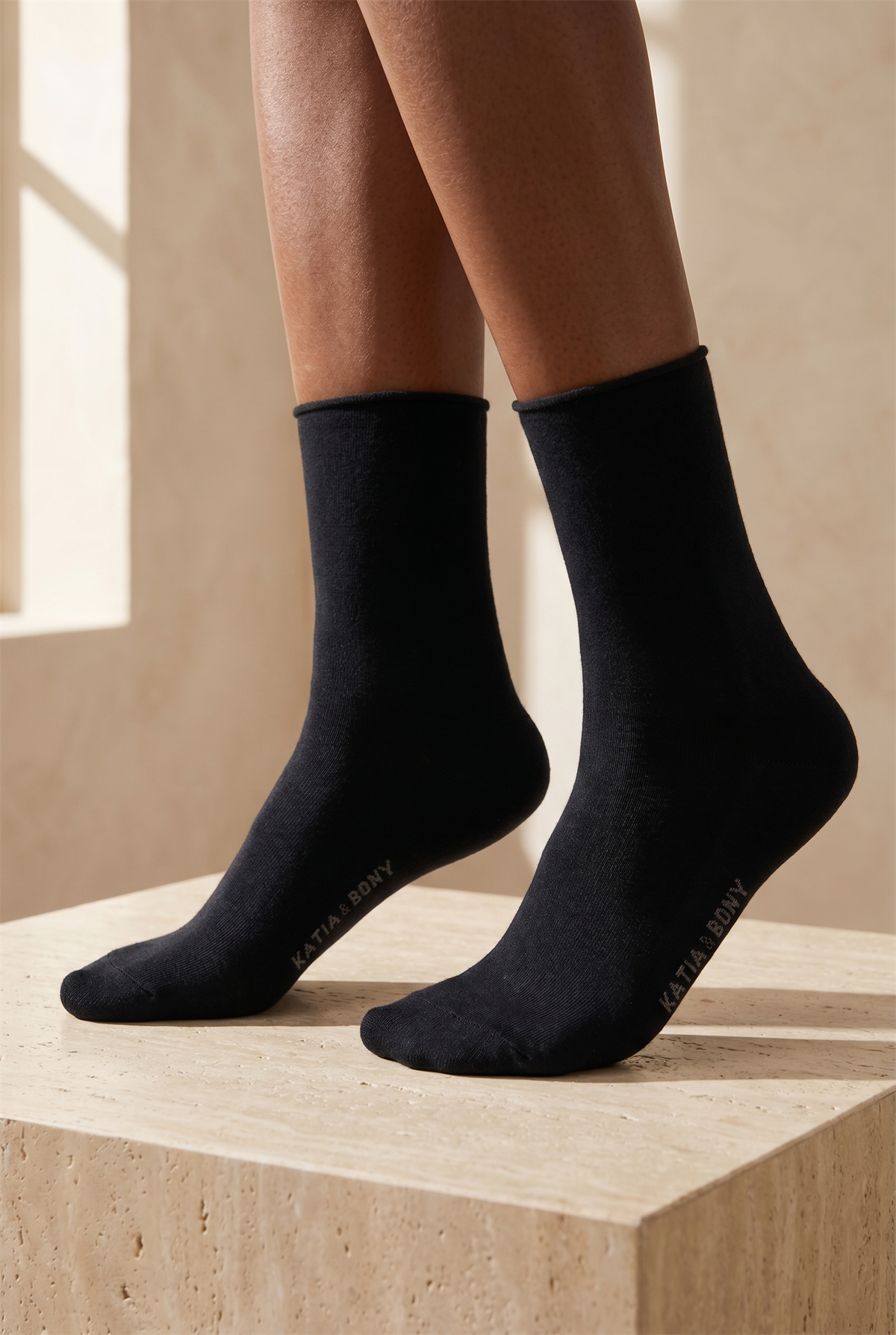 Kadın Siyah Renkli Lastiksiz Modal Kumaş İnce Soket Çorap