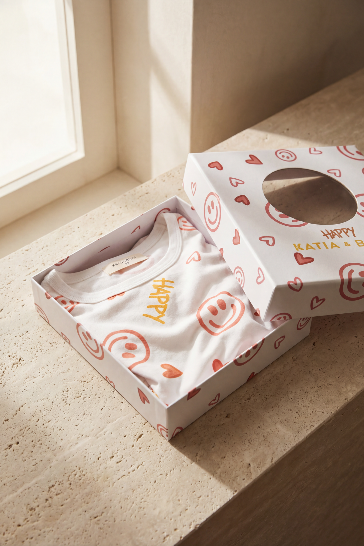 Kız Çocuk Gülen Yüz Desenli Kutulu Pijama Takımı Ekru