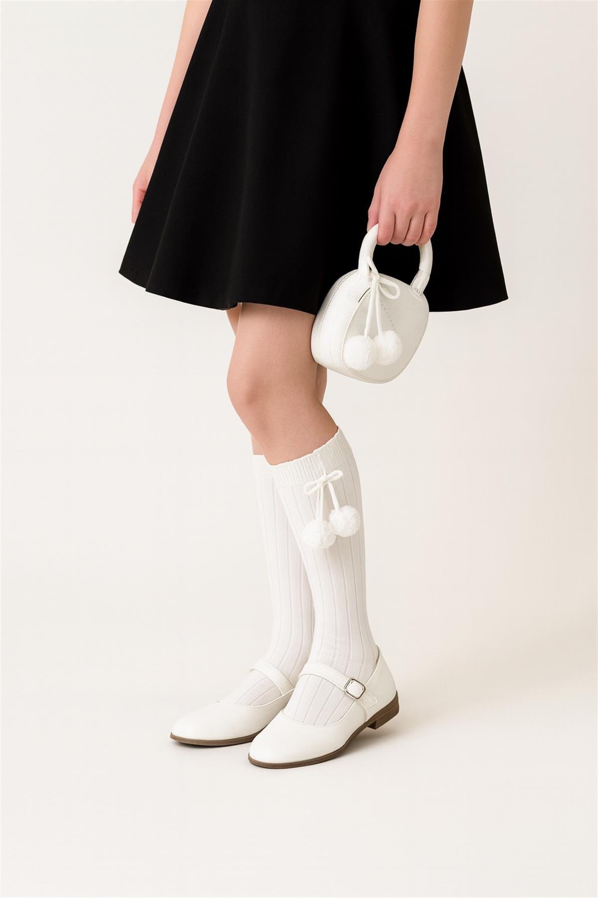 Kız Çocuk Ponponlu Dizaltı Çorap Beyaz