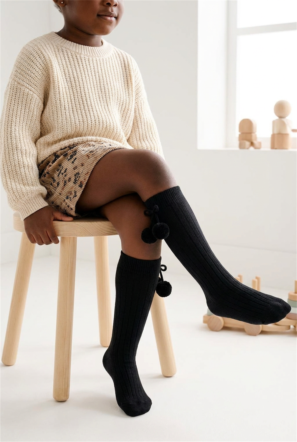 Kız Çocuk Ponponlu Dizaltı Çorap Siyah