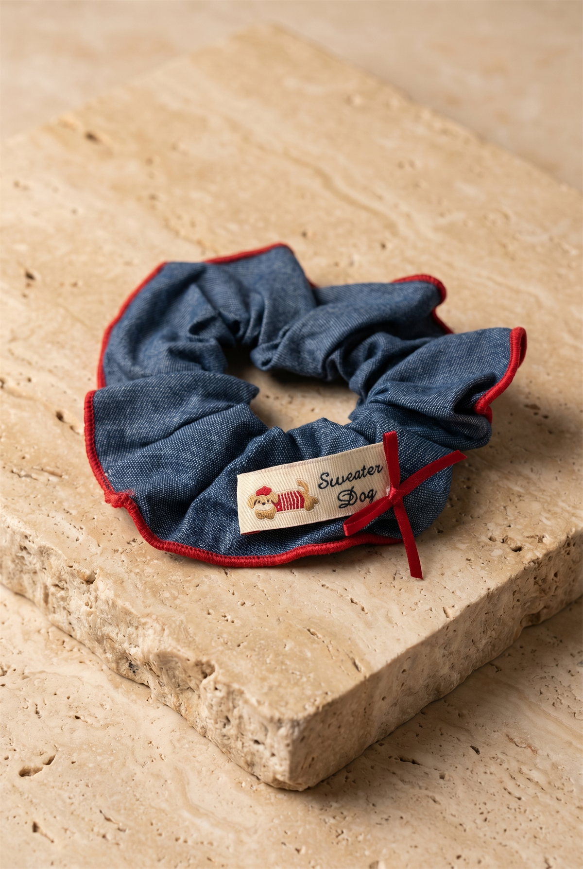 Koyu Mavi Denim Görünümlü Ayıcık Etiketli Fırfırlı Scrunchie Saç Tokası