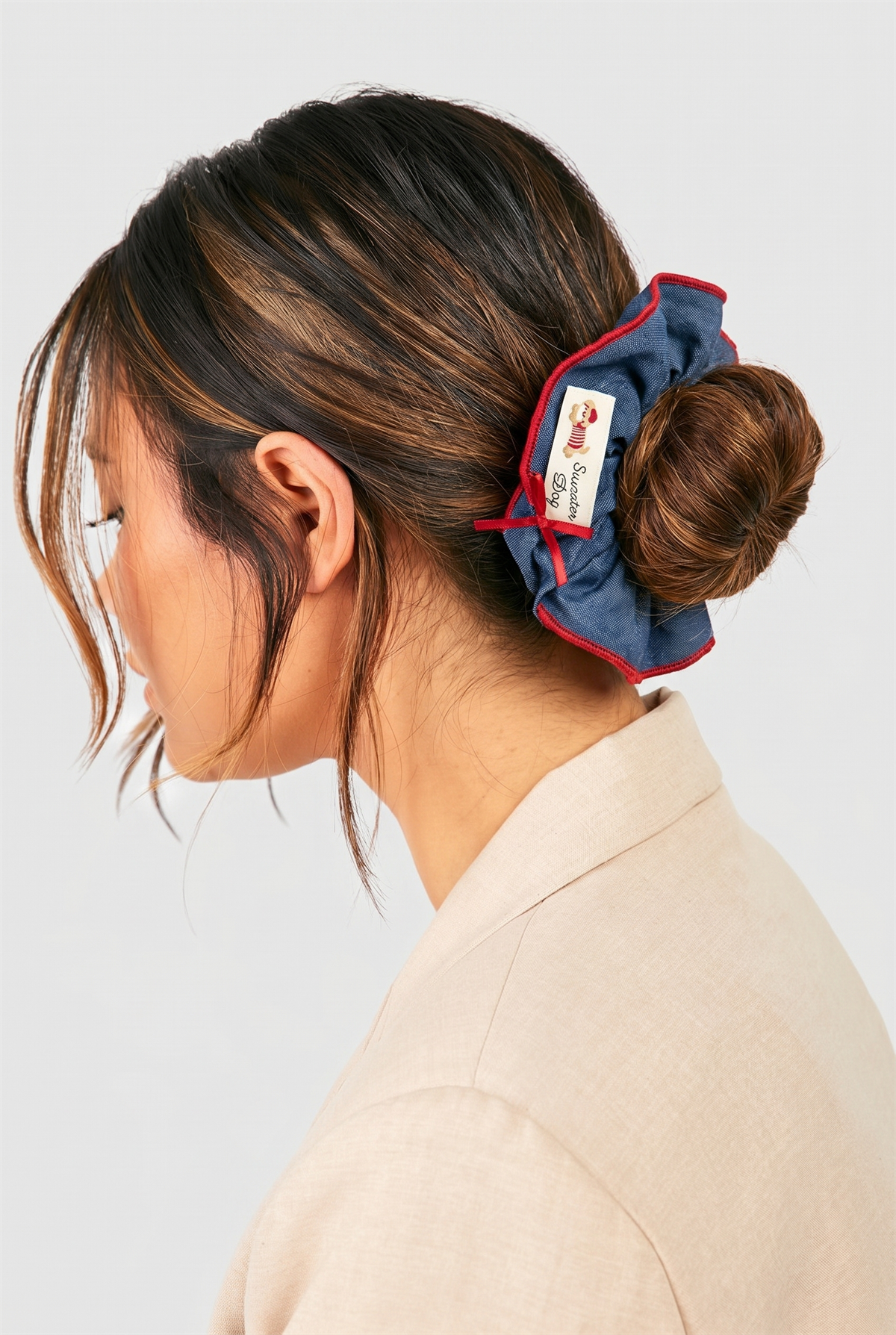 Koyu Mavi Denim Görünümlü Ayıcık Etiketli Fırfırlı Scrunchie Saç Tokası