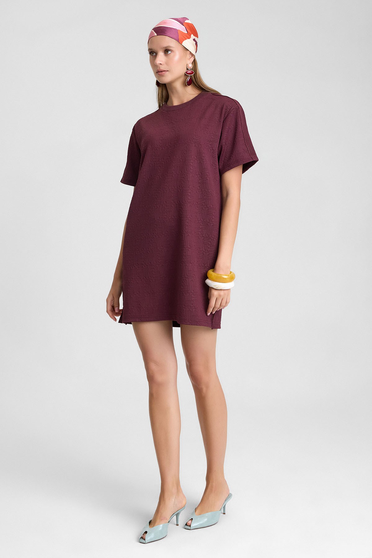 Mısırlı Kadın Monogram Desen Mini Elbise Bordo