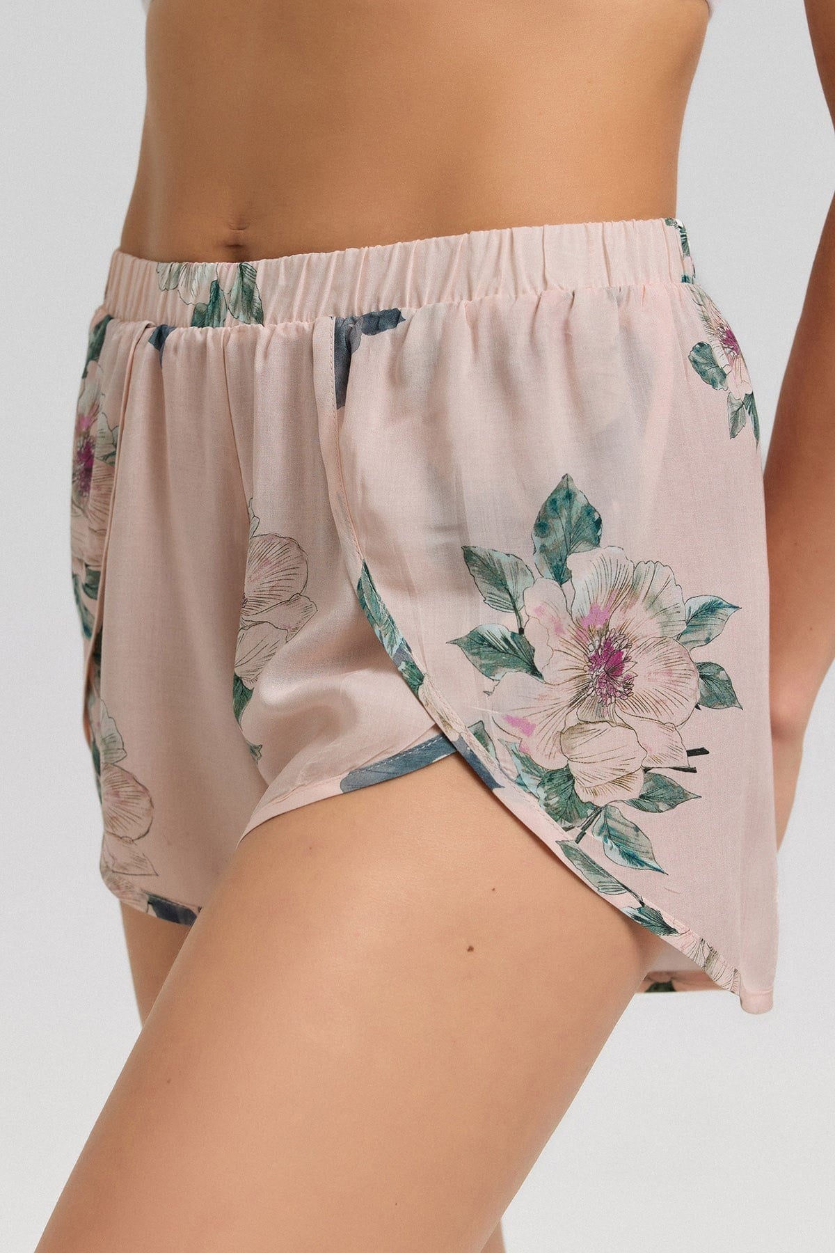 Mısırlı Kadın Viscon Dokuma Mini Şort Pudra