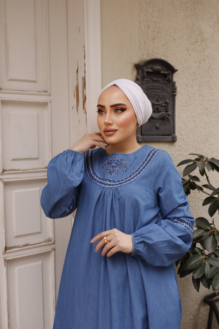 Beyaz Nakış Detaylı Açık Kot Tesettür Elbise