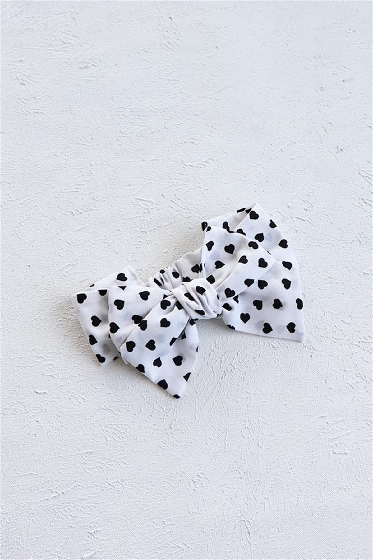 Beyaz Renkli Siyah Kalp Desenli Bebek Fiyonk Bandana