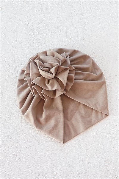 Koyu Bej Renkli Çiçek Bone