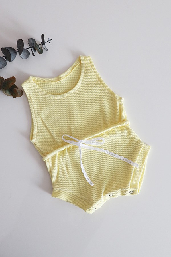 Soft Sarı Renkli Waffle Kumaş Yazlık Bebek Askılı Romper
