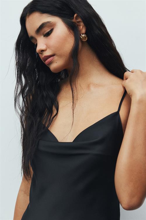 Êtincelle Satin Black Degaje Collar Strap Short Nightgown