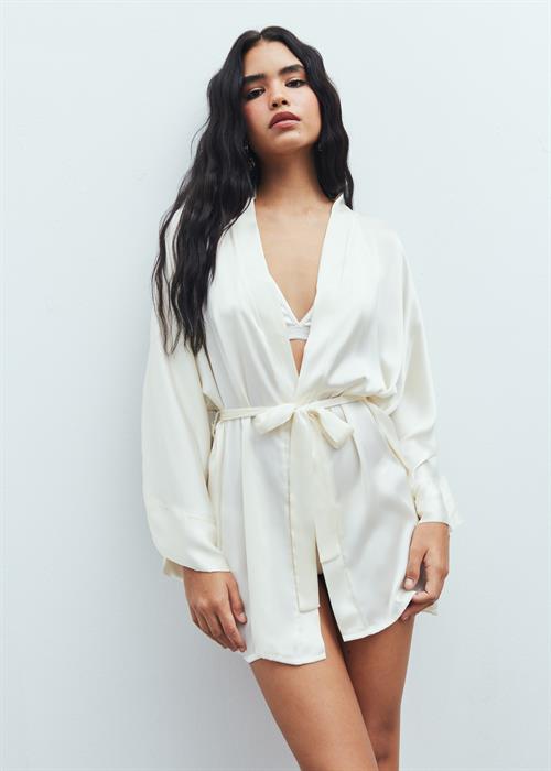 Fumée Короткий атласный халат/кимоно кремового цвета