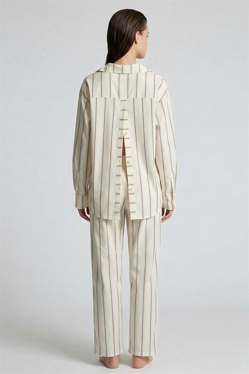 Elyra Длинный пижамный комплект из поплина в полоску кремового цвета.